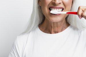 Saúde dos idosos também passa pela boca; cuidadores têm papel fundamental